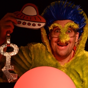 ZaPPaloTT & der AuZerirdische, Abu der AuZerirdische mit Schlüssel in der Hand und blauen Haaren